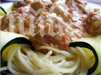 Спагети със свинско и домати