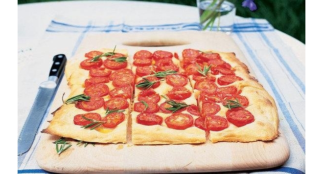 Пица с домати и розмарин