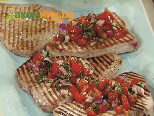 Печена риба тон с домати