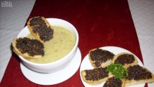 Зеленчукова крем супа, гарнирана с препечени филийки, овкусени с домашна маслинова паста
