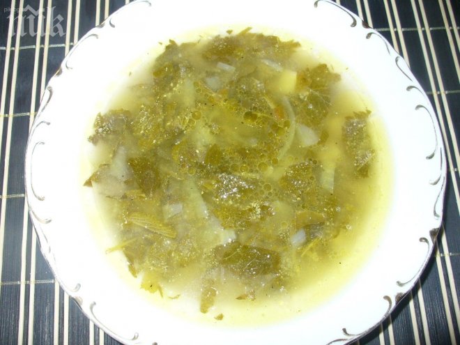Супа с тиквички и лозови листа
