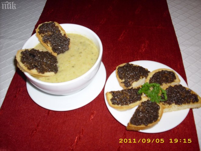 Зеленчукова крем супа, гарнирана с препечени филийки, овкусени с домашна маслинова паста
