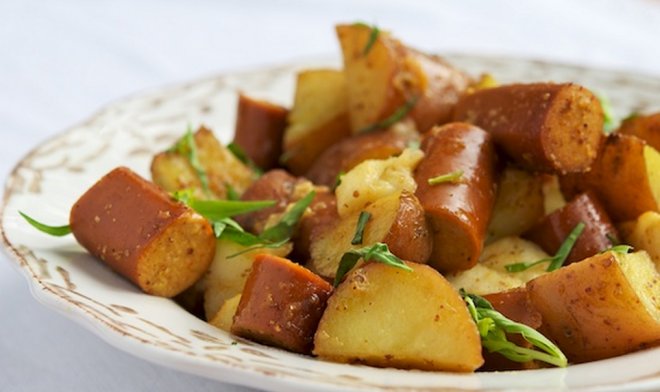 Запечени картофи с кренвирши