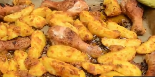 Хрупкави пилешки бутчета с картофи