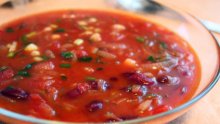 Пикантна доматена супа с боб