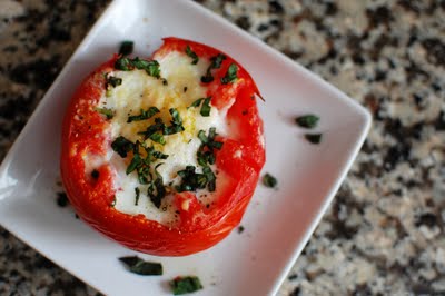Пържени червени домати с яйца