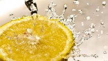 Защо е полезна лимоновата вода? 