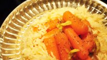 Моркови с портокалова марината и ориз