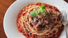Спагети с червен сос и бекон