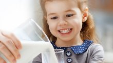 Чаша мляко на ден поддържа детето здраво