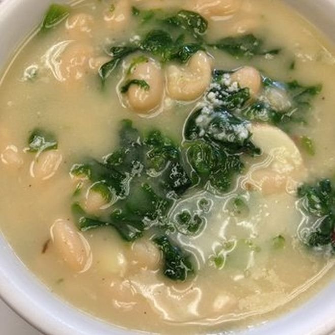 Зеленчукова супа с магданозен сос
