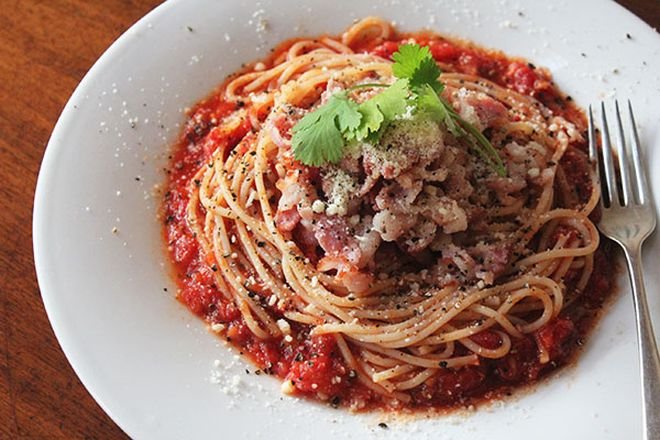 Спагети с червен сос и бекон