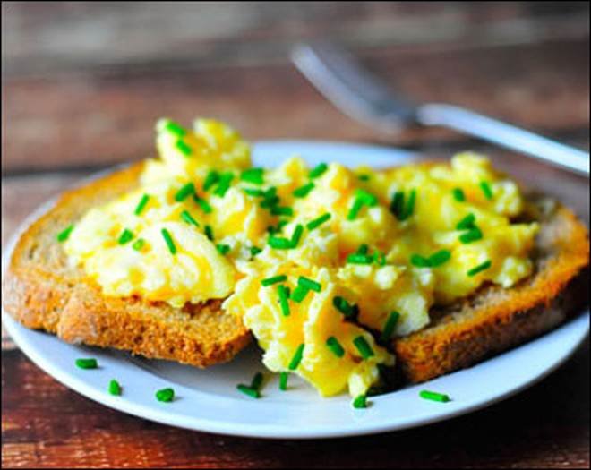 Здравословен тост с яйца и кашкавал