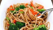Пълнозърнести спагети със зеленчуци