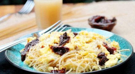 Спагети с яйца и боровинки