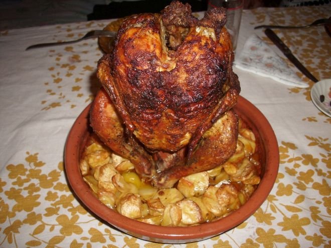 Пиле печено с картофи и гъби