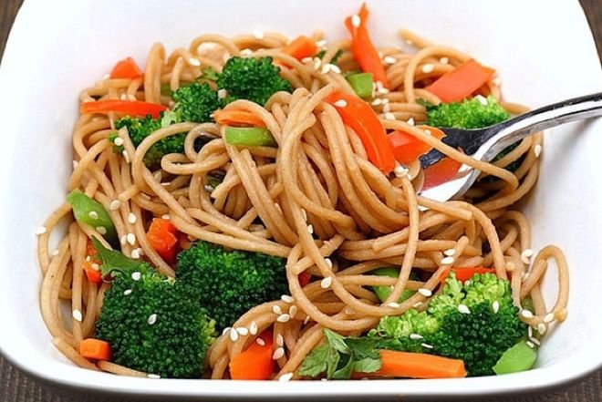 Пълнозърнести спагети със зеленчуци
