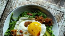 Топла салата с яйца и авокадо