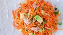 Морковена салата с риба тон и авокадо