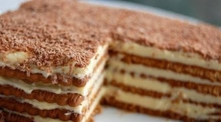 Бисквитена торта с баварски крем