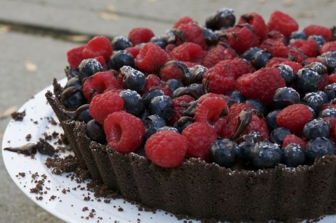 Шоколадова торта с горски плодове