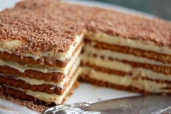 Бисквитена торта с баварски крем