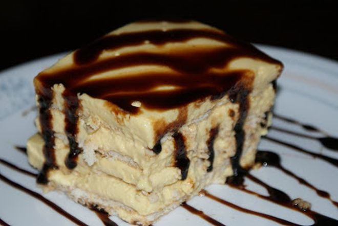 Бисквитена торта с карамелен крем