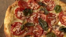 Пица с домати, босилек и сметана