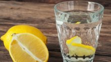7 причини да пием топла вода с лимонов сок всяка сутрин
